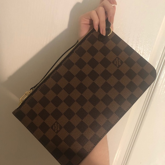 BRAND NEW Neverfull MM Damier Ebene Pouch/Wristlet - Picture 2 of 10
